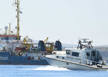 Navio com migrantes é impedido de entrar em ilha italiana